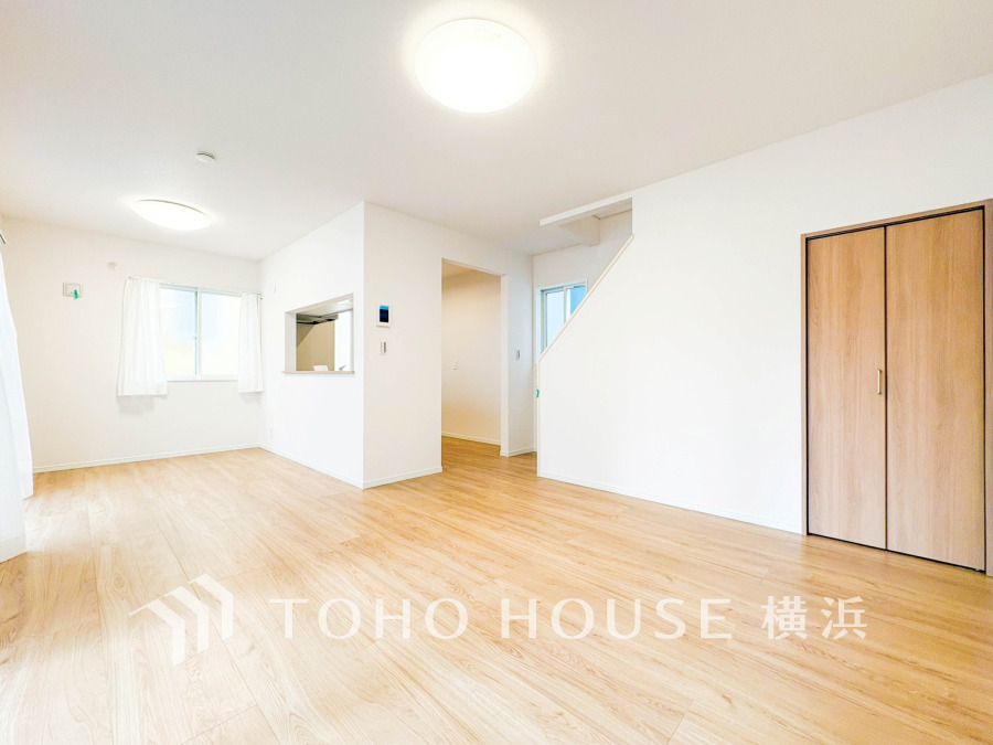 明るく開放的な空間が広がるLDK。室内には豊かな陽光が注ぎ込み、爽やかな住空間を演出。ホームパーティーでもゲストと一緒に料理を楽しみながら楽しい時間を過ごせそう。