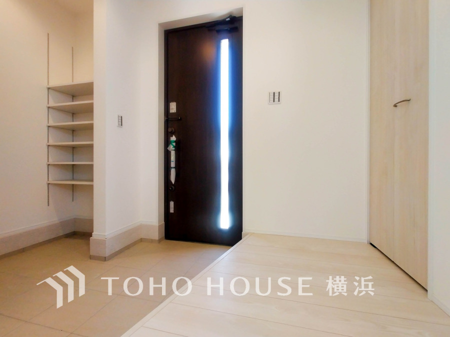 玄関には、ご家族みんなの靴をたっぷりと収納することができるシューズインクローゼットをご用意しました。さらに場所をとるベビーカーやゴルフ道具なども収納できるので、玄関まわりはいつもすっきり。