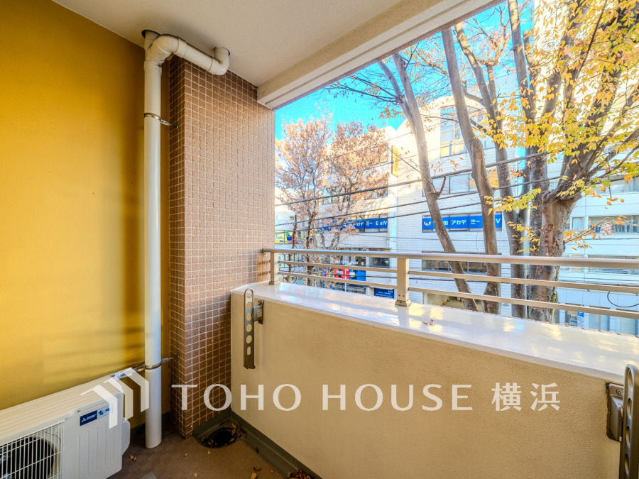 街路樹を望む明るいバルコニー。洗濯物干しやくつろぎのスペースとして快適に使えます。