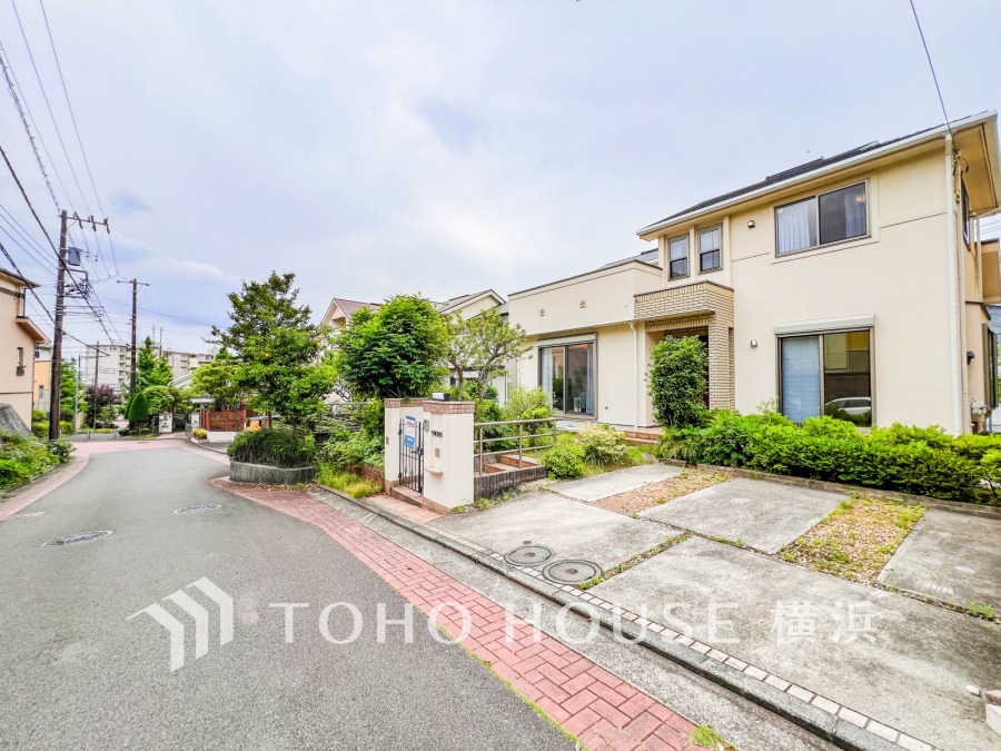 閑静な住宅街に佇むゆとりある上質邸宅。南東道路に面し陽当たり良好です。カースペースには2台駐車可能（車種によります）