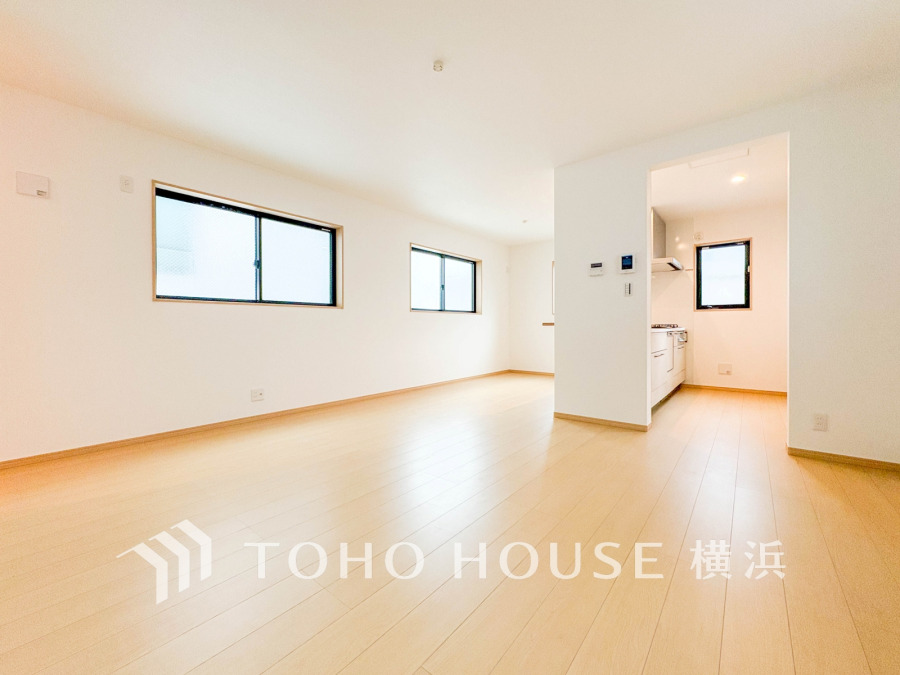 柔らかな色合いのフローリングと清潔感の溢れるクロスが明るい空間を創り出しているリビングダイニング。憩いの場に相応しく、ここで楽しむ家族の時間が絆をより深めてくれそうです。