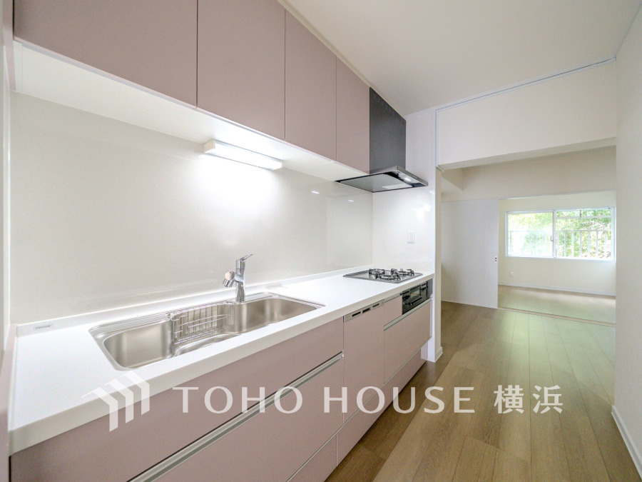 作業に集中しやすい独立型のキッチン。新規交換されたシステムキッチンの清潔感あふれる空間です。
