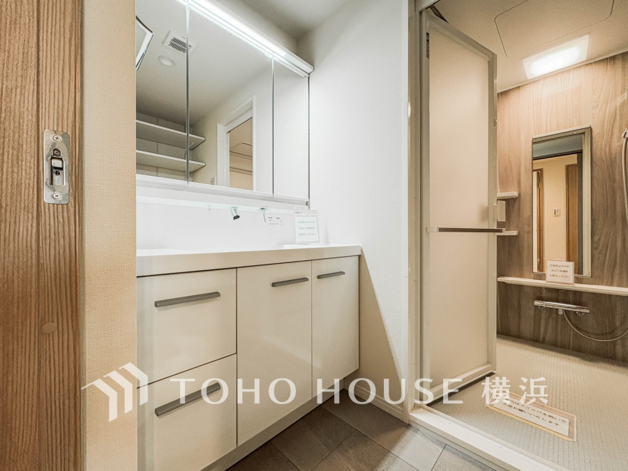 新規交換された洗面化粧台は美しく使いやすい機能が備えられています。