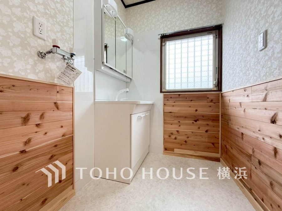 洗面台には三面鏡を採用。身だしなみを整えやすい事はもちろんですが、鏡の後ろに収納スペースを設ける事により、散らかりやすい洗面スペースをすっきりさせる事が出来るのも嬉しいですね。