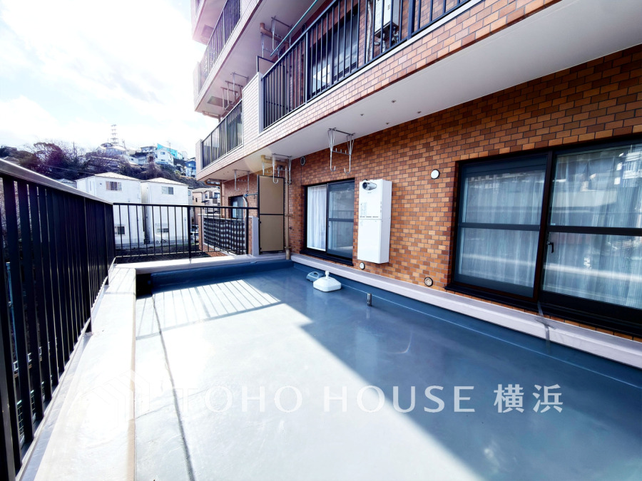 広々としたルーフバルコニーは陽当たり良好。洗濯物干しやくつろぎの空間として。