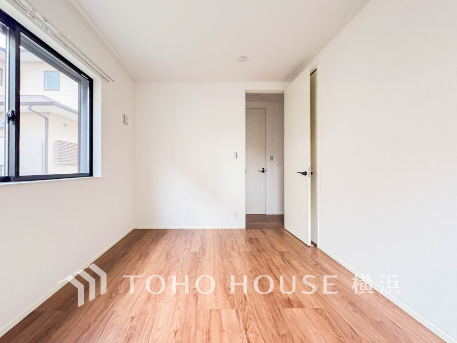 白を基調とした明るい室内に、木目調のフローリングが温かみを添えるシンプルな居室空間です。