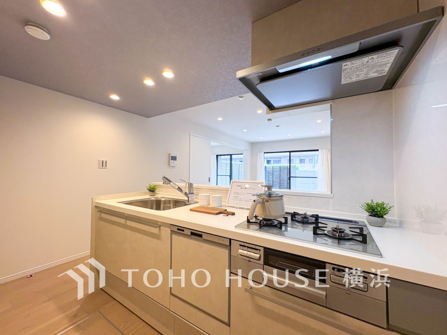 ご家族みんなで調理ができる位のスペースを実現したキッチン空間となっております。みんなで作った料理を召し上がりながらの会話は、どのような物になるのでしょうか。