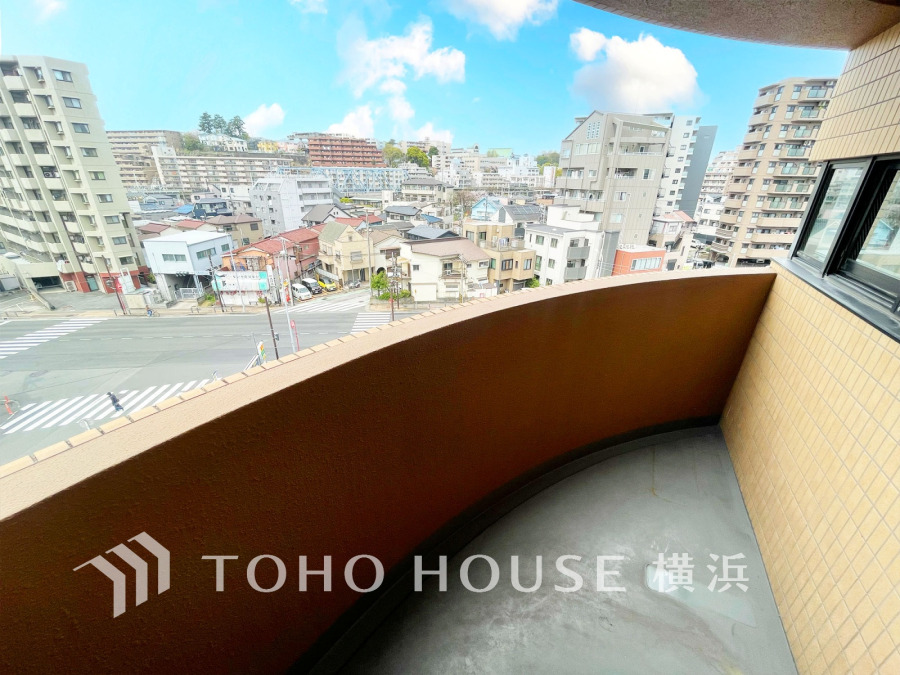 手を伸ばせば、ふれることが出来そうな環境が、そのままインテリアになったような開放的な空間。