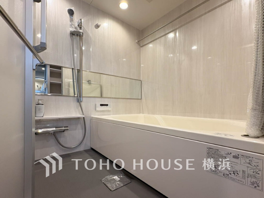 上質が感じられるカラーリングで、清潔な空間美を実現。一日の疲れが癒される優雅なバスタイムを堪能できるゆとりあるバスルームです。