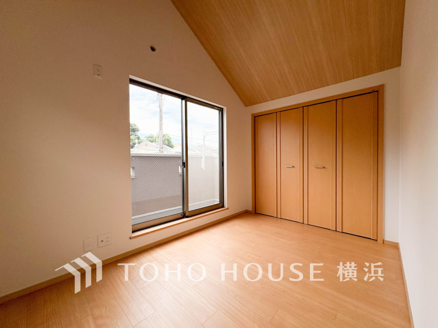 大きな窓からたっぷりと陽光が注がれる明るい空間。家族の成長に対応できる永住仕様の間取り。一日の疲れをいやしてくれる主寝室。時を忘れて過ごす場所として過ごせるお部屋
