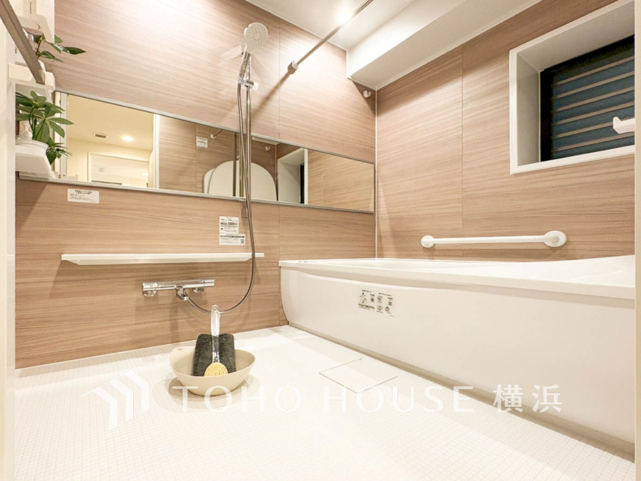 上質が感じられるカラーリングで、清潔な空間美を実現。一日の疲れが癒される優雅なバスタイムを堪能できるゆとりあるバスルームです。