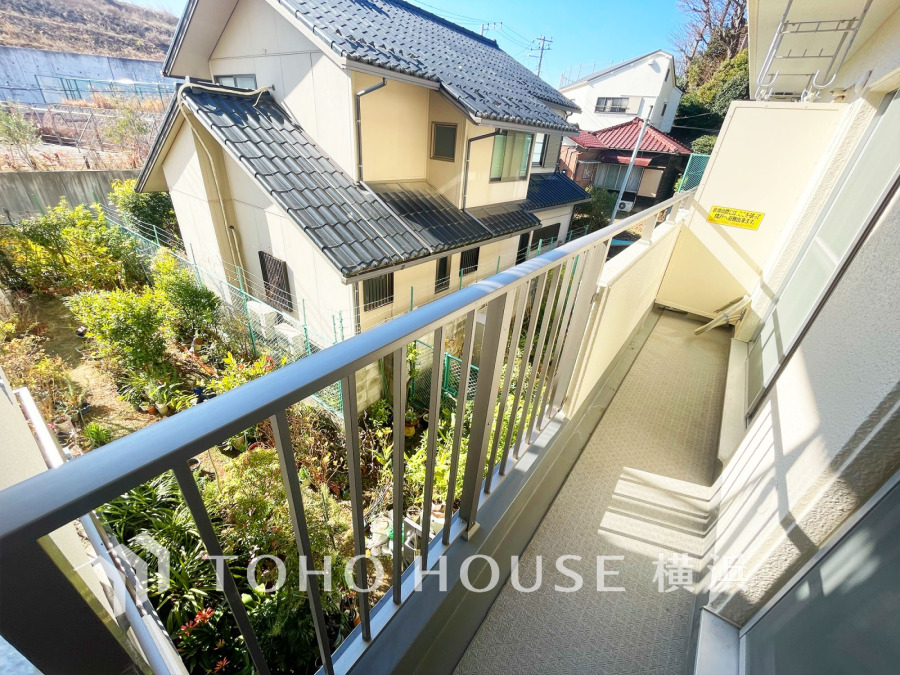 たっぷりの陽光が差し込むバルコニー。健やかな暮らしを守る太陽の恵みを存分に享受できます。爽やかな風と暖かな陽射しが紡ぐハーモニーが日々の暮らしのBGMになることでしょう。