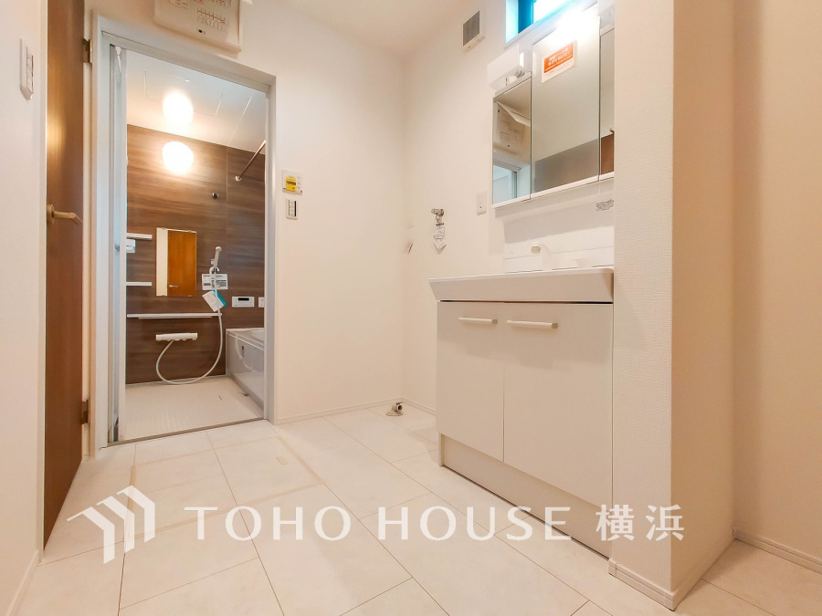 十分な大きさの洗面台は収納もさる事ながら、身だしなみチェックや歯磨きなど、朝の慌ただしい時間でもホテルライクなスペースで余裕とゆとりを感じて頂けます。 