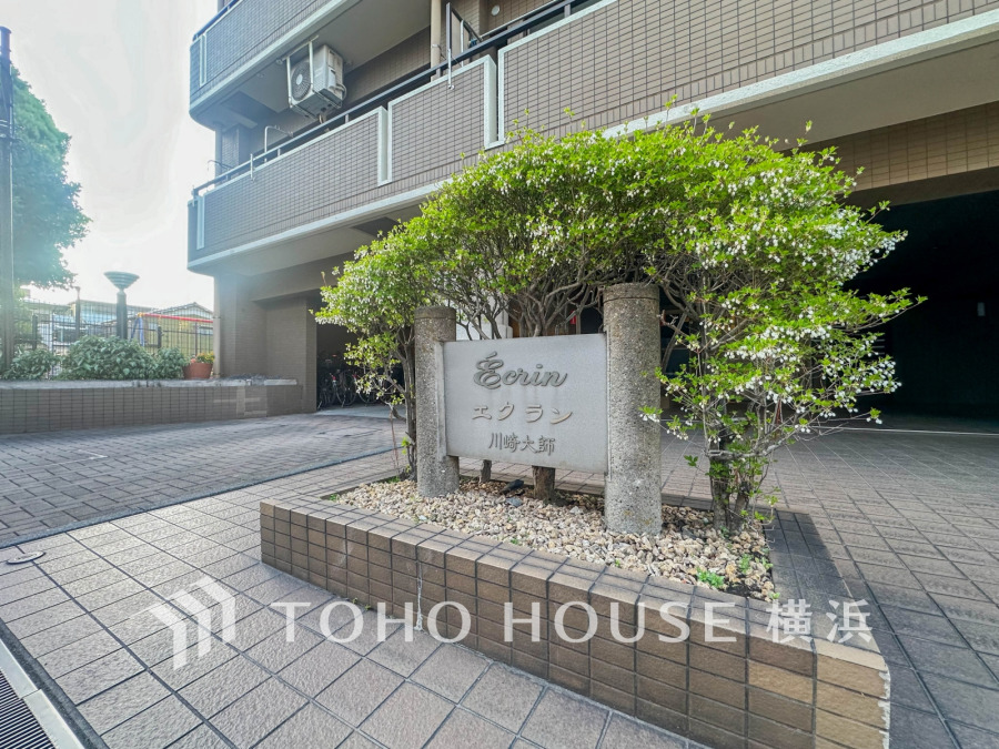 上品で清潔感があるエントランスは住人やゲストを迎え入れ、そして送り出す場にふさわしい上質な空間です。プライベート感が高まるシックな装いのエントランス。