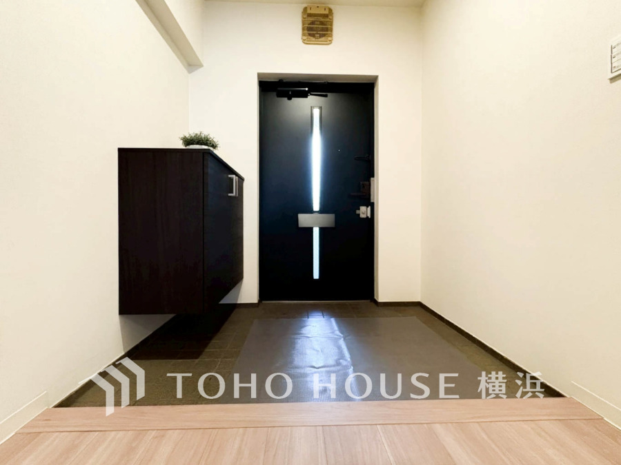 豊かなプライベートタイムへ誘うモダンテイストな玄関。デザインや素材が美しい調和を奏でている空間です。お客様をお迎えする玄関は落ち着いた雰囲気です。