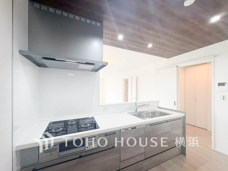 スタイリッシュなシステムキッチンは使いやすさとデザイン性を両立し、家事を快適にサポートします。