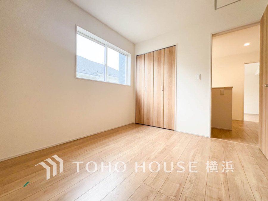 明るい自然光が差し込む、シンプルで使いやすいクローゼット付きの洋室。快適な居住空間を実現。