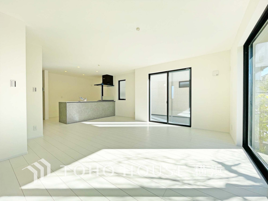 柔らかな光が広がり、デザインされた美しい内装が織り成す家族の集う場所。楽しい会話やさまざまな時が織りなすご家族の時間が丁寧に紡がれていく大切な空間。