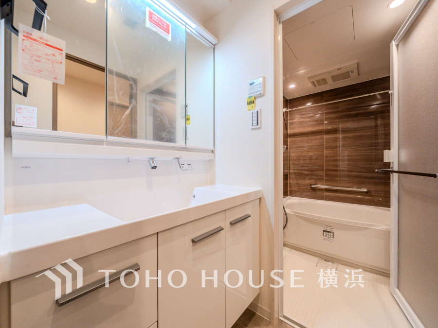 十分な大きさの洗面台は収納もさる事ながら、身だしなみチェックや歯磨きなど、朝の慌ただしい時間でもホテルライクなスペースで余裕とゆとりを感じて頂けます。