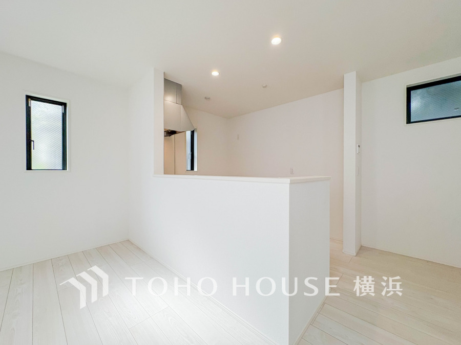 スタイリッシュな対面キッチンを採用。リビングが見渡せるので、お子様を安心して遊ばせながら家事ができ、リビング学習をするお子様にも声がかけやすい自然な距離感。 