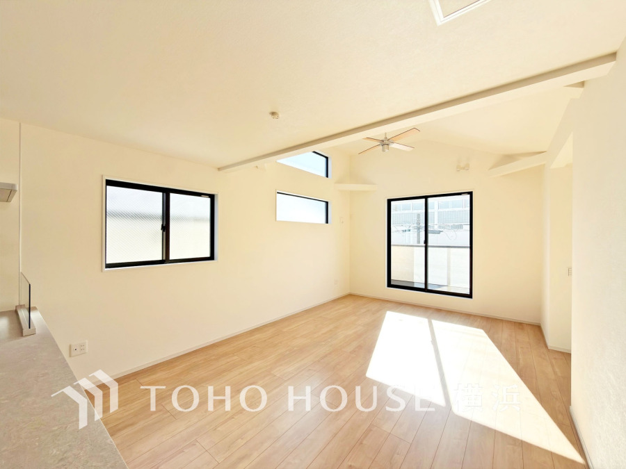 たくさんの想いが美しいカタチに彩られた時、そこにはひと時のくつろぎが生まれ、ゆっくりと愛着が育まれていきます。