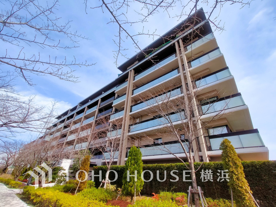 ふりそそぐ陽射しと開放的な空間形成。青空を背景に更なる美しさを醸す佇まい。暖かな陽光と爽やかな風がハーモニーを奏でる上質な空間を愉しむ暮らしがここにある。