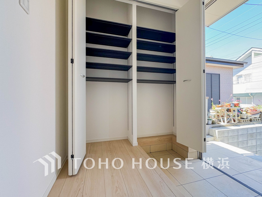 大容量のシューズクローゼット付き玄関。収納力が高く、すっきりとした空間を保てます。