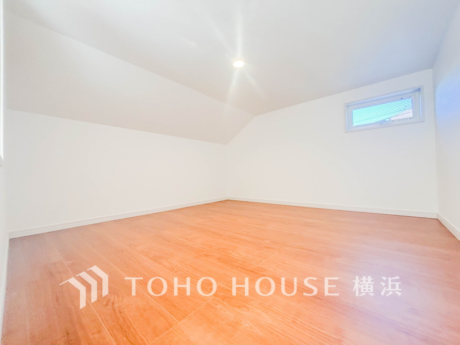 ロフトもこれだけの大きさがあれば、大きなお荷物や、衣替えの衣装ケース、その他たくさんの荷物が入ります。居室の中をすっきりとさせる事が出来る造りです。