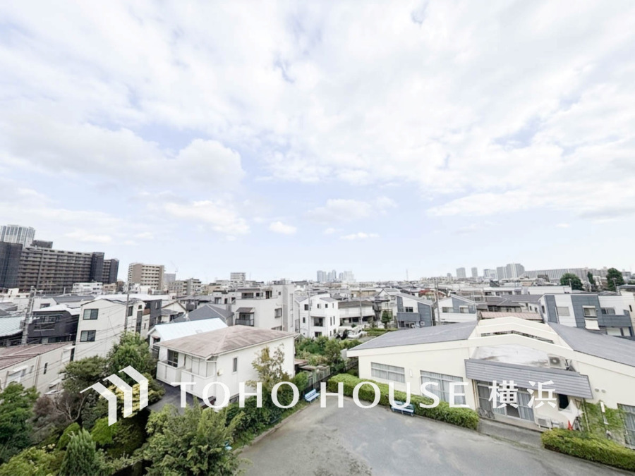 この開放感ある眺望と共に閑静な住宅街の季節感を演出する四季折々の変化を楽しめる心地よい場所となることでしょう。