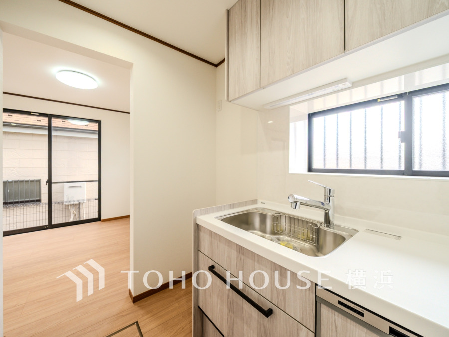 作業に集中しやすい独立型のキッチン。新規交換されたシステムキッチンの清潔感あふれる空間です。
