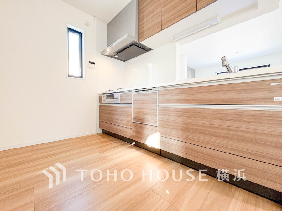 プライベートスペースを彩るインテリアとしての美と、快適な日常を支える機能性と強さがひとつになったキッチンです。開放的な対面カウンターキッチンはリビングと一体感のある空間。