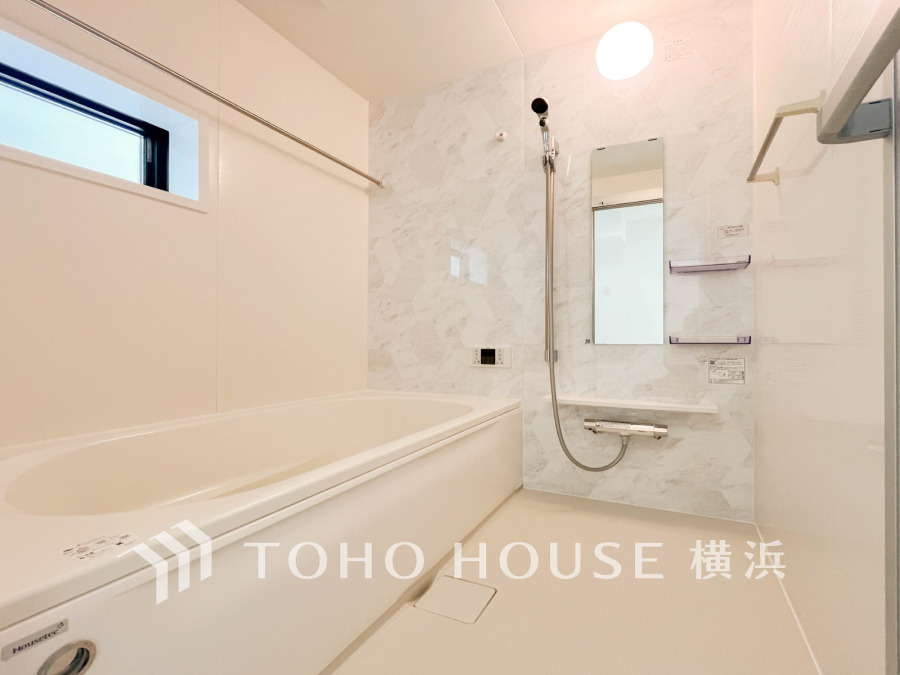 1日の疲れを取り心身を癒すことができる住まいの中のリラクゼーション空間、バスルーム。心からゆったりと寛いでいただけるよう、柔らかな色合いで仕上げています。