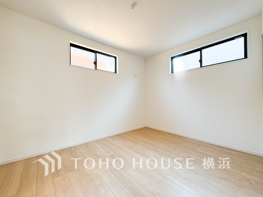 シンプルで明るい空間を演出する2面採光の快適な洋室です。収納や家具配置も自由自在。