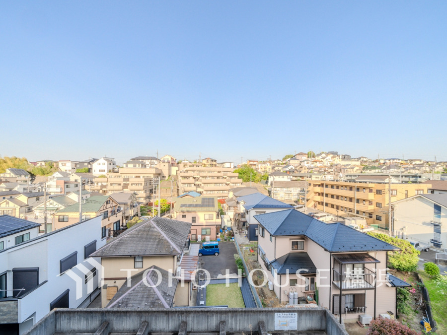 のびやかな眺望の広がる開放的な住環境。爽やかな風を感じ、暖かな光を浴びて、快適な暮らしをここから。
