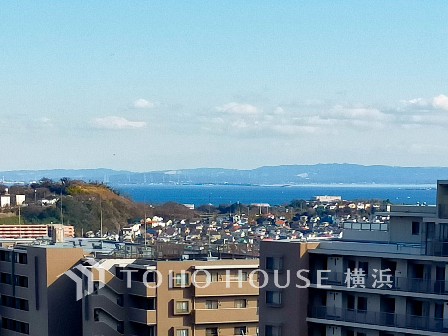9階から望む開放的な海の眺望。穏やかな景色が日々の暮らしに安らぎをもたらします。