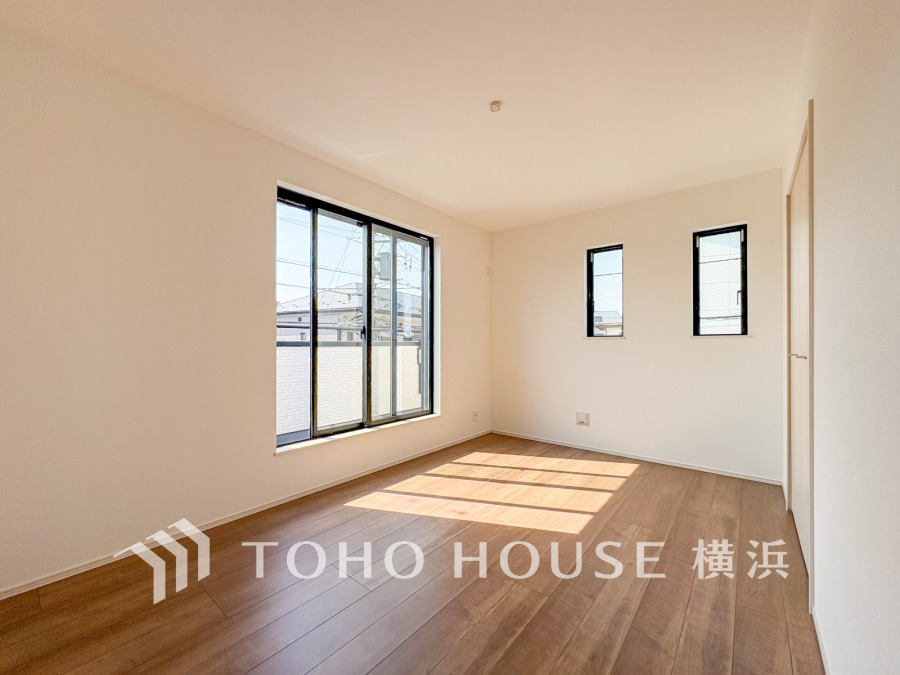 バルコニーに面する大きな窓からたっぷり光が差し込む、明るく開放的な洋室です。収納も完備しています。