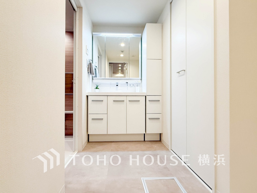 脱衣スペースを含む空間はゆとりの広さを設け、また洗面化粧台にも収納スペースを設ける事により、散らかりやすい洗面スペースをスッキリ保てます。