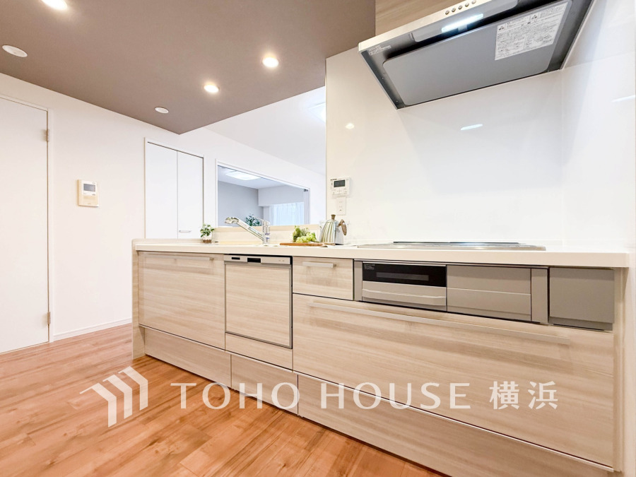 内装の主役でもあり、日常活躍する重要な水回りでもあるからこそ機能性・デザイン性に力を入れております。お手入れのしやすいシステムキッチンを採用しております。