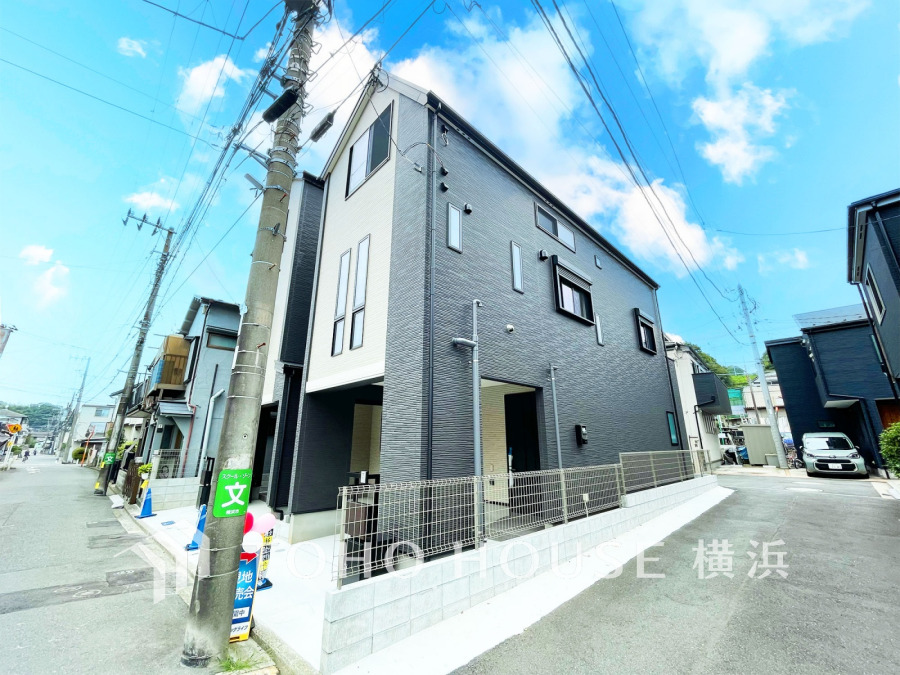 穏やかな風と陽光を導き、プライバシーに配慮された設計プランを採用し、居住性を一段と心地よいものにしています。周辺環境とのコラボレーションにより、明るく開放的な空間を演出しております。