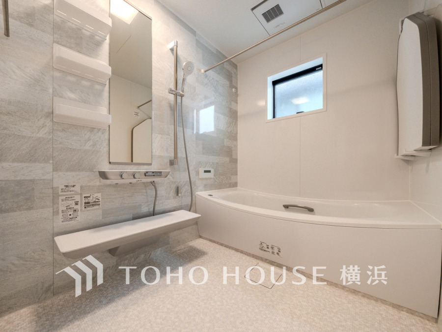 心地よいリラックスを叶える清潔感溢れる美しい空間。快適で機能的なバスルームです。
