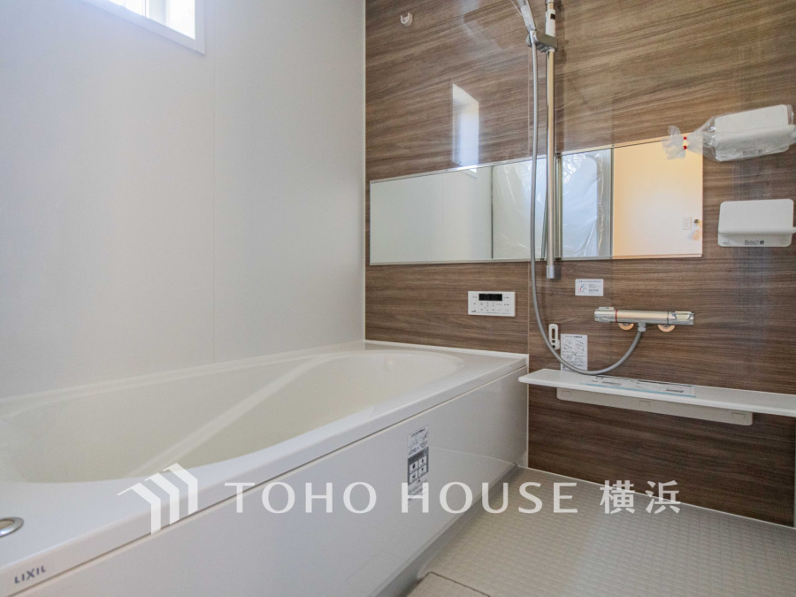 木目調パネルが温かみを演出する、清潔感あふれるバスルーム。快適なバスタイムを実現します。