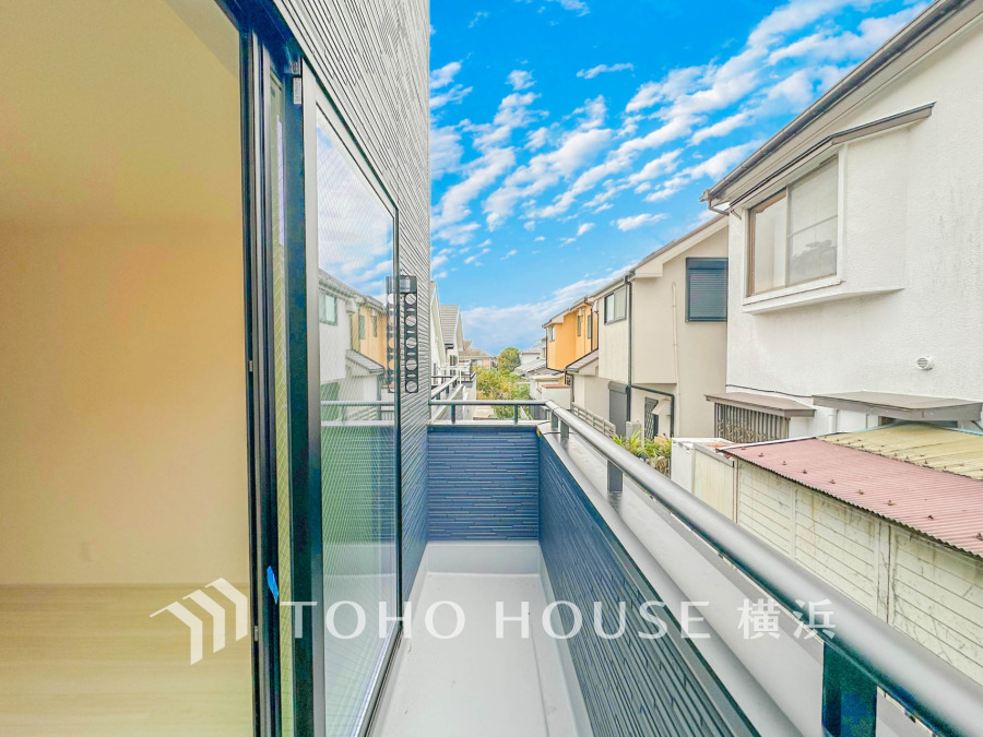 陽当たり良好なバルコニーで、心地よい風と開放的な眺望を楽しめます。