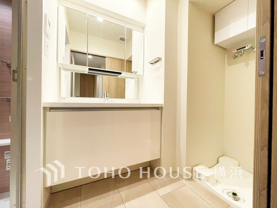 新規交換された洗面化粧台は美しく使いやすい機能が備えられています。