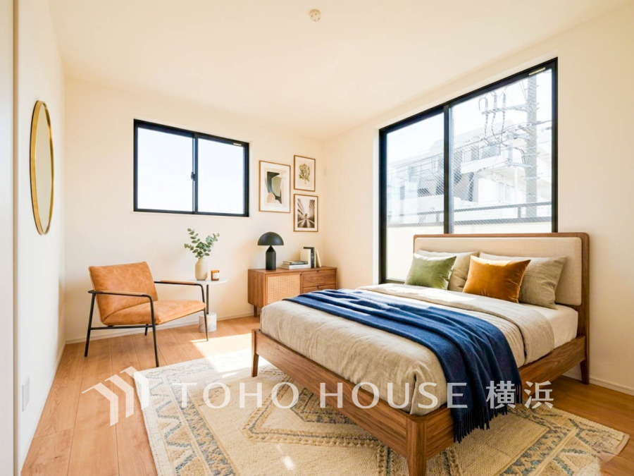 1日の疲れを癒し、心地よく寛げるようゆったりとした広さを確保しています。プライベートタイムをより優雅に穏やかに…。落ち着いた雰囲気を紡ぎます。（装飾品はAI加工です）