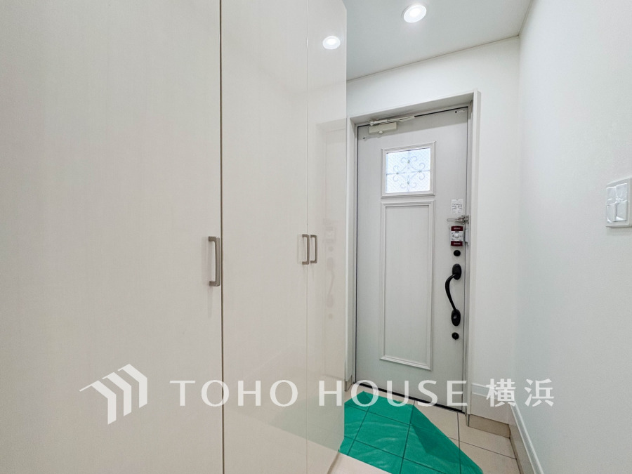 お客様をお迎えする玄関は落ち着いた雰囲気。帰り着くたびに洗練されたテイストの空間に迎えられ誇りと喜びを感じる玄関まわりです。