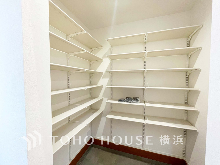 玄関には、ご家族みんなの靴をたっぷりと収納することができるシューズインクローゼットをご用意しました。さらに場所をとるベビーカーやゴルフ道具なども収納できるので、玄関まわりはいつもすっきり。