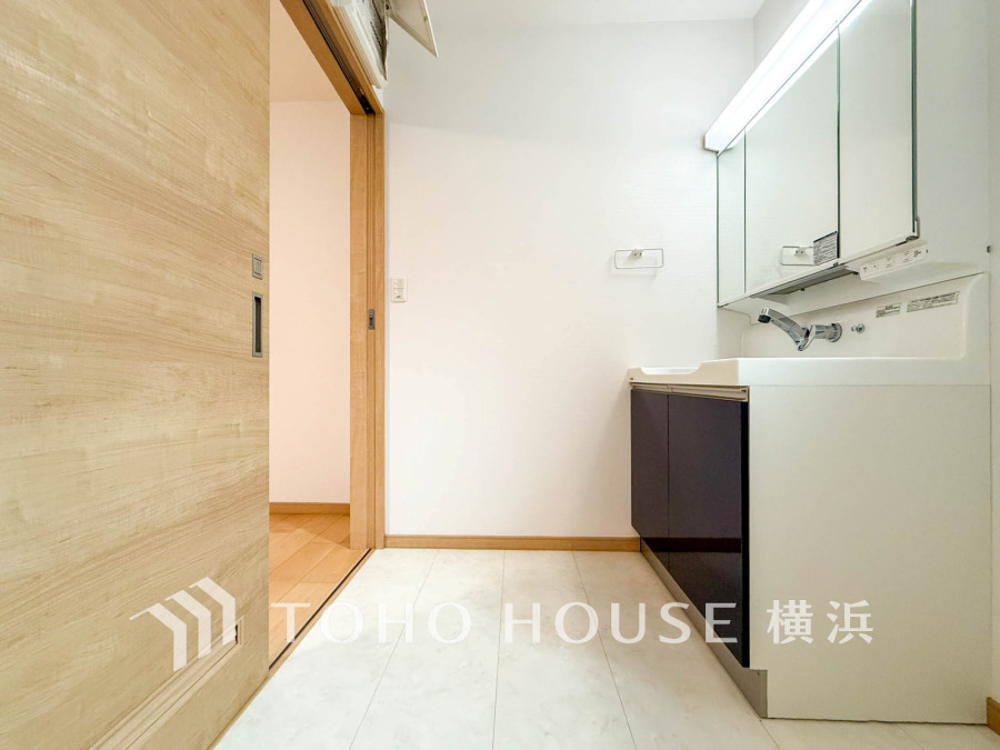 清潔感あふれる洗面スペース。収納力豊富なキャビネットと広々とした鏡で毎日の身支度も快適です。