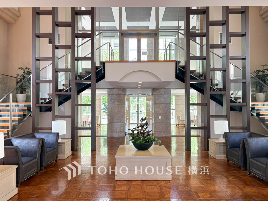 開放感あふれるエントランスホールは、上質な素材と洗練されたデザインで迎える寛ぎの空間です。