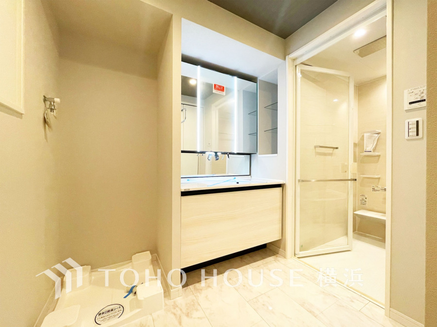 一日の始まりと終わりを心地よく演出し、多彩な機能が備えられたパウダールーム。心地よいリフレッシュ空間。清潔感ある洗面台は、身だしなみチェックや肌のお手入れに。