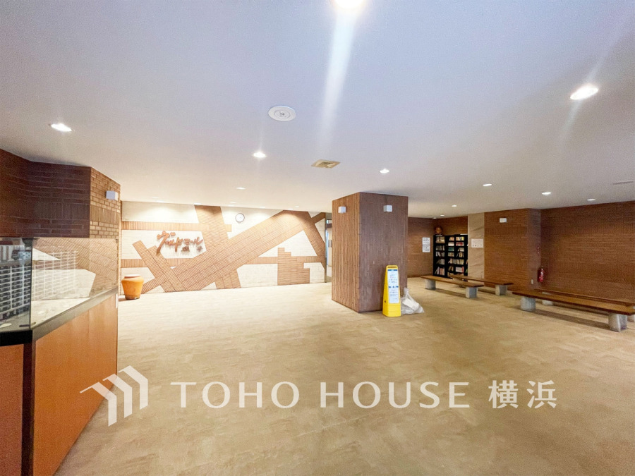 住まう誇らしさと安心感を演出する落ち着いた雰囲気のエントランス。
